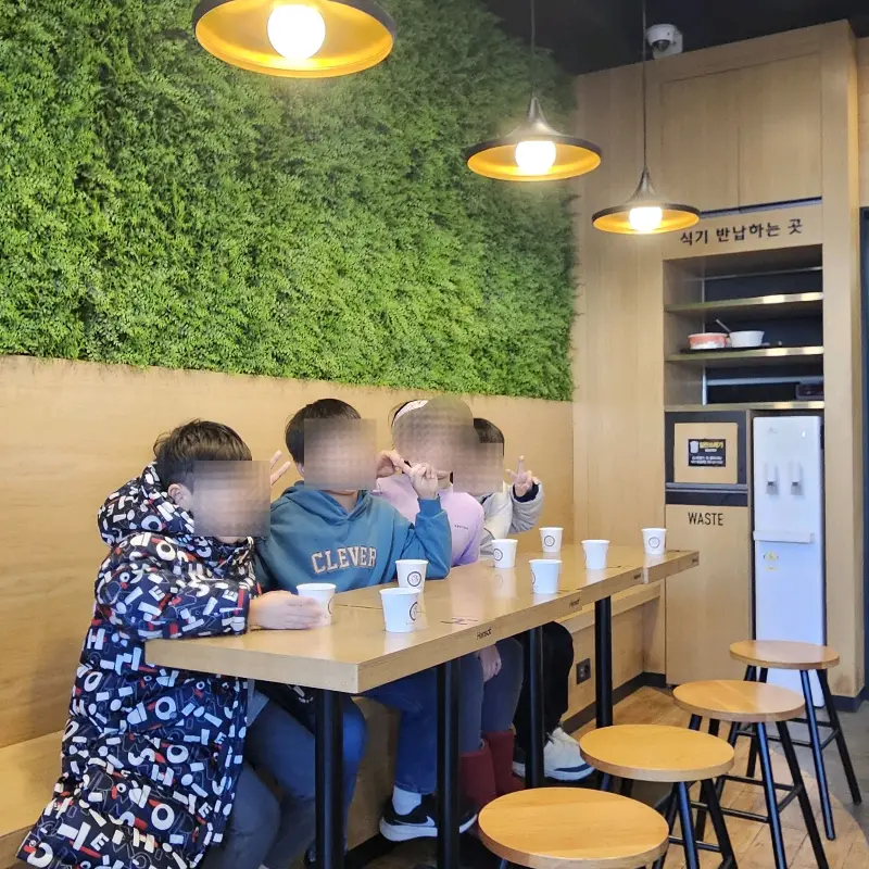 테이블에 앉아 음료를 마시는 손님들