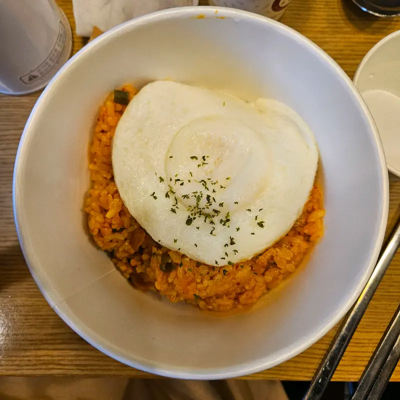 계란 후라이가 올려진 볶음밥