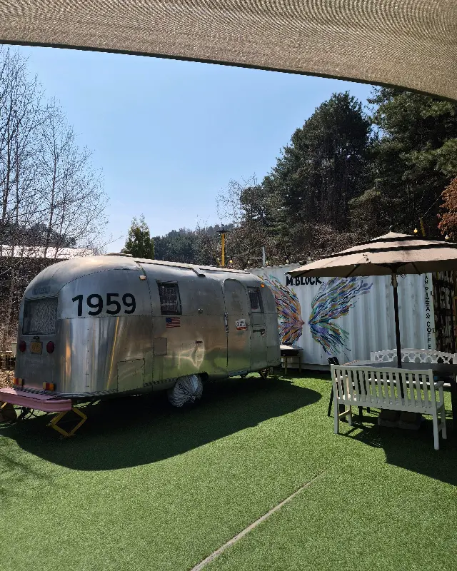 카페 야외 좌석과 트레일러