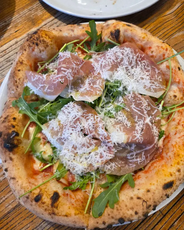 루꼴라와 프로슈토가 듬뿍 올려진 수플리 피자