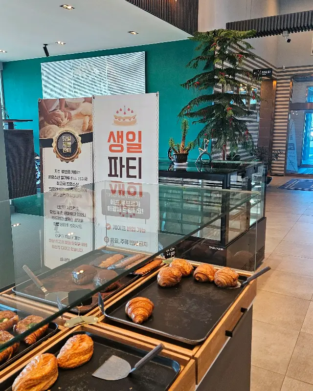 다양한 빵이 진열된 모습