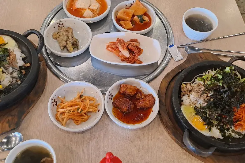 돌판비빔밥과 정갈한 밑반찬