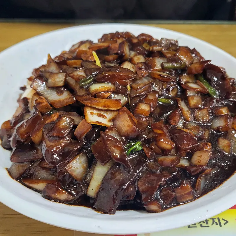 윤기가 자르르 흐르는 간짜장 소스