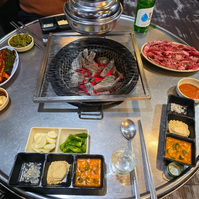 숯불과 맛있는 음식들