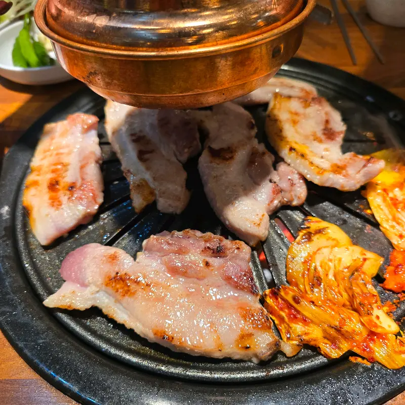 김치와 함께 구워진 삼겹살
