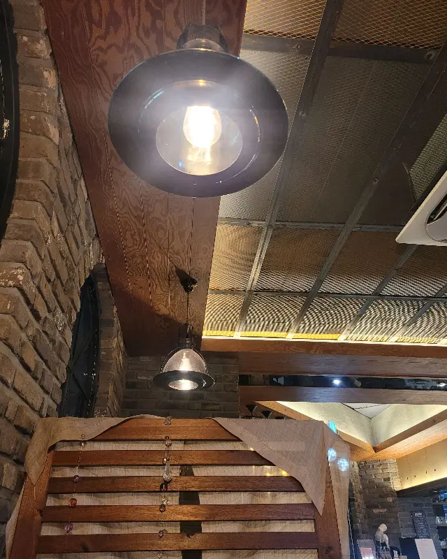 카페 내부 천장의 조명