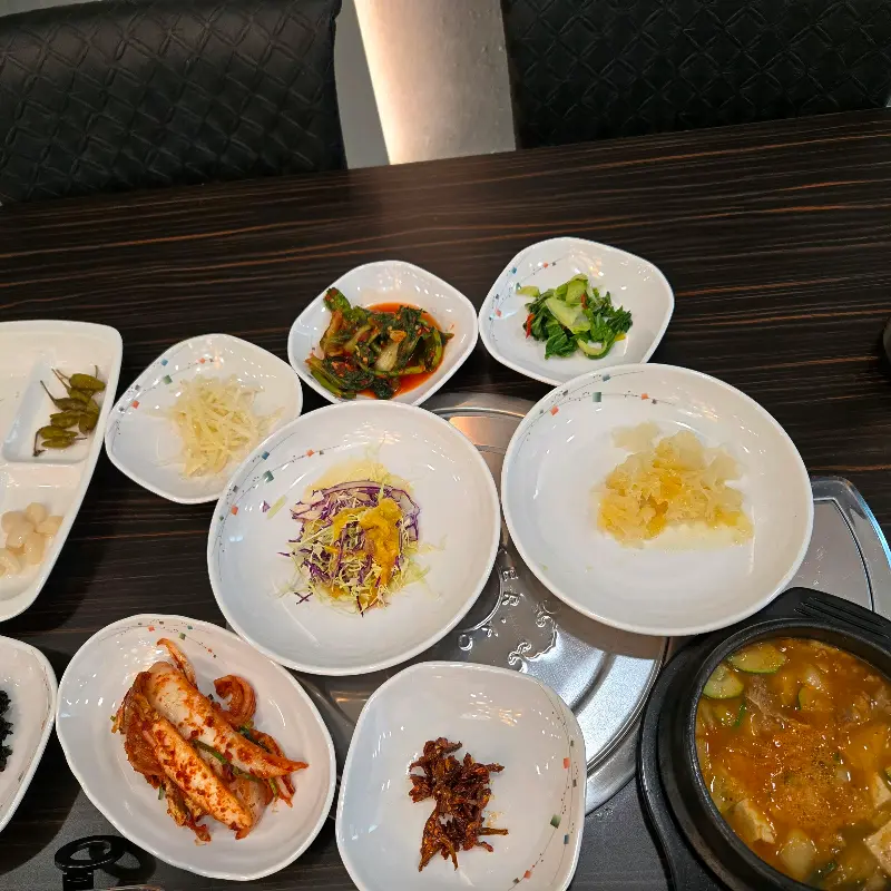 다양한 밑반찬과 장어탕이 함께 제공되는 푸짐한 한 상
