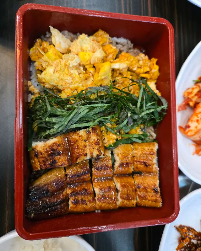 장어와 밥, 생강, 쪽파의 완벽한 조화