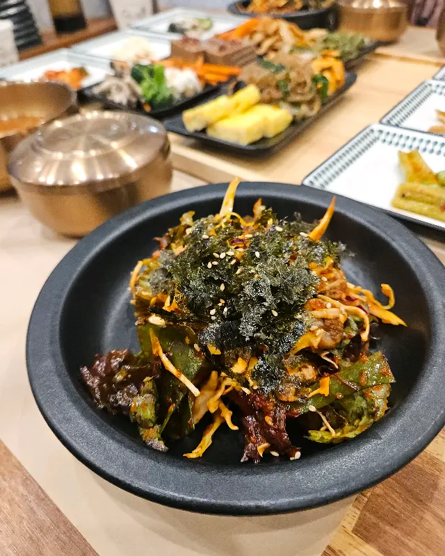 다양하고 푸짐한 밑반찬들