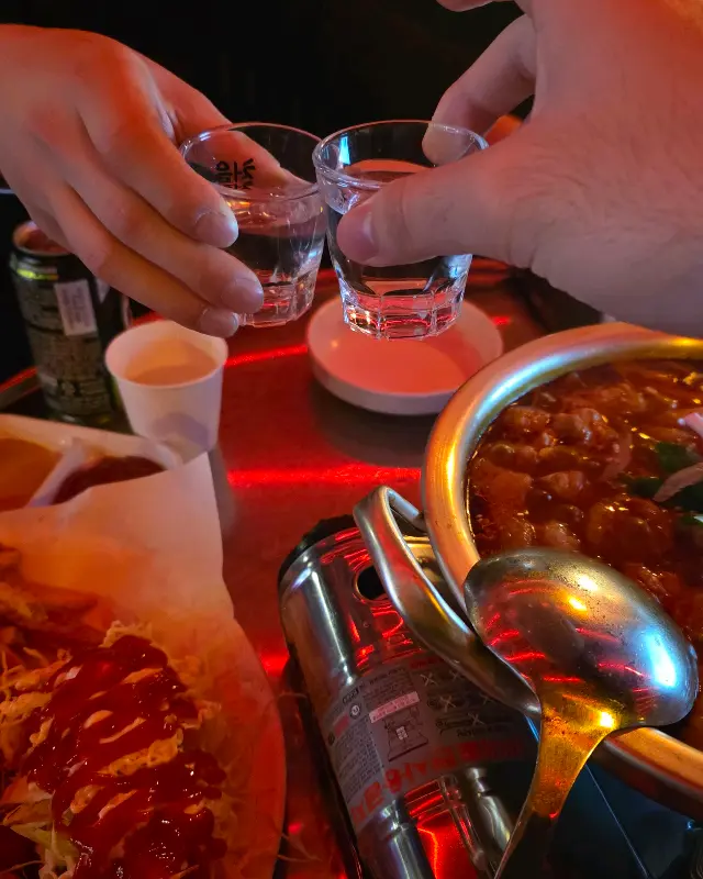 술잔을 기울이는 모습