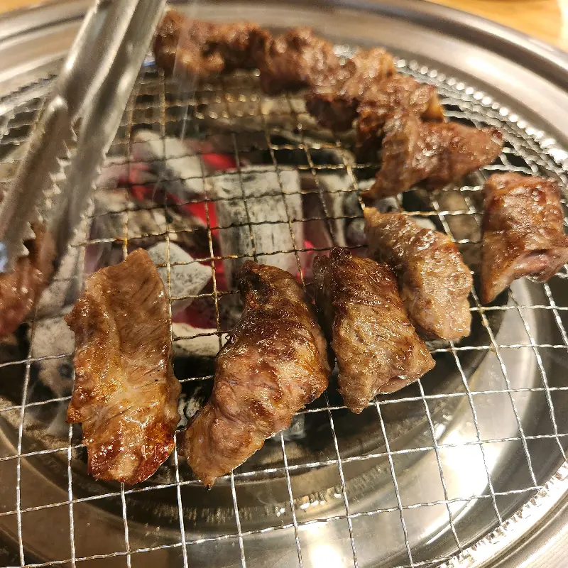 숯불 위에서 구워지는 갈비살