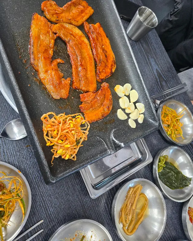 맛깔스러운 고추장 삼겹살과 밑반찬