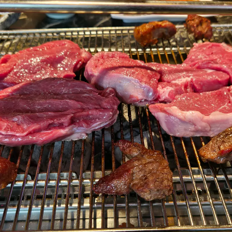 숯불 위에서 구워지는 신선한 양등심