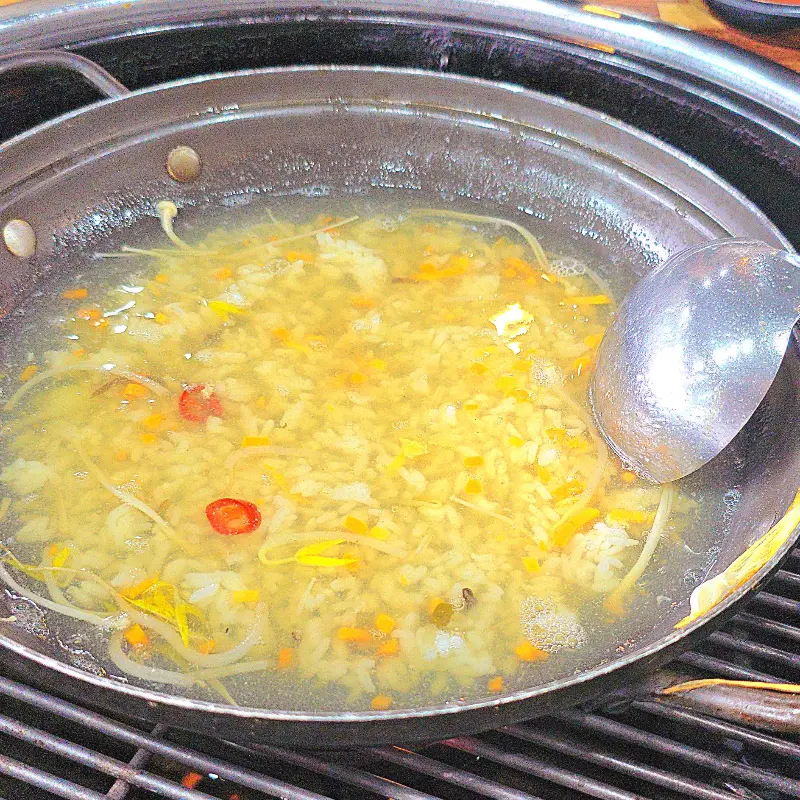 볶음밥이 철판 위에서 맛있게 익어가는 모습