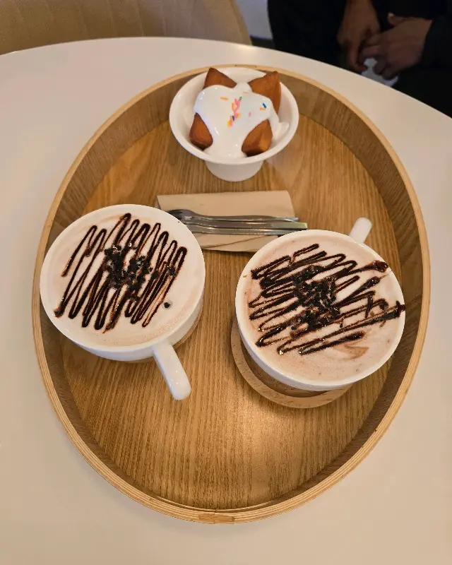 나무 트레이 위에 놓인 음료와 디저트