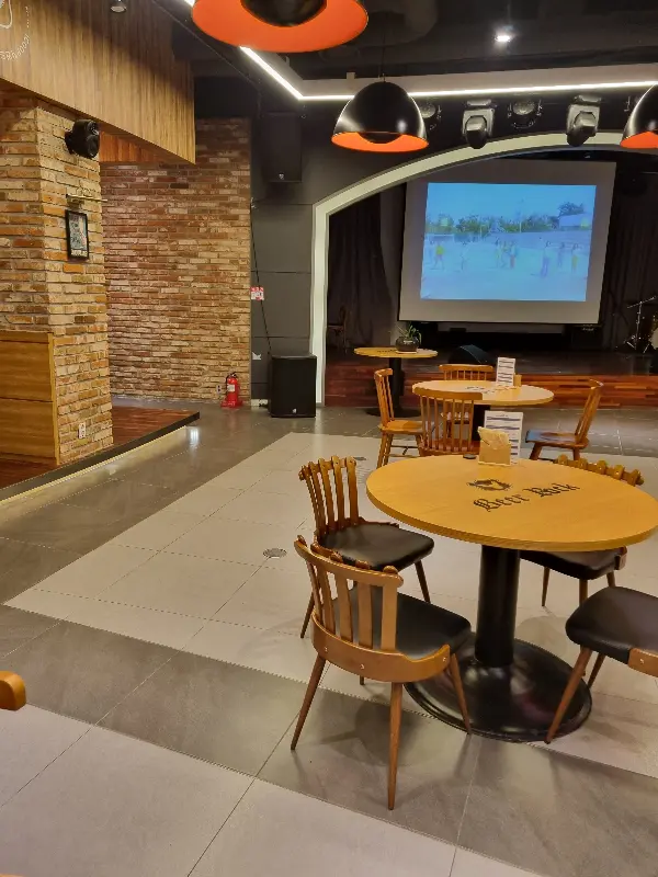 넓고 깔끔한 비어락 내부