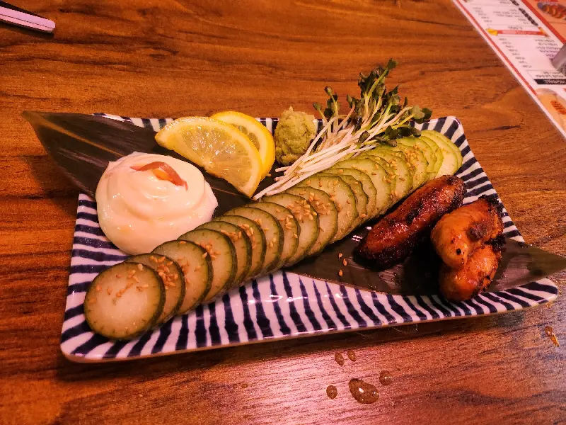 다양한 안주가 놓인 테이블