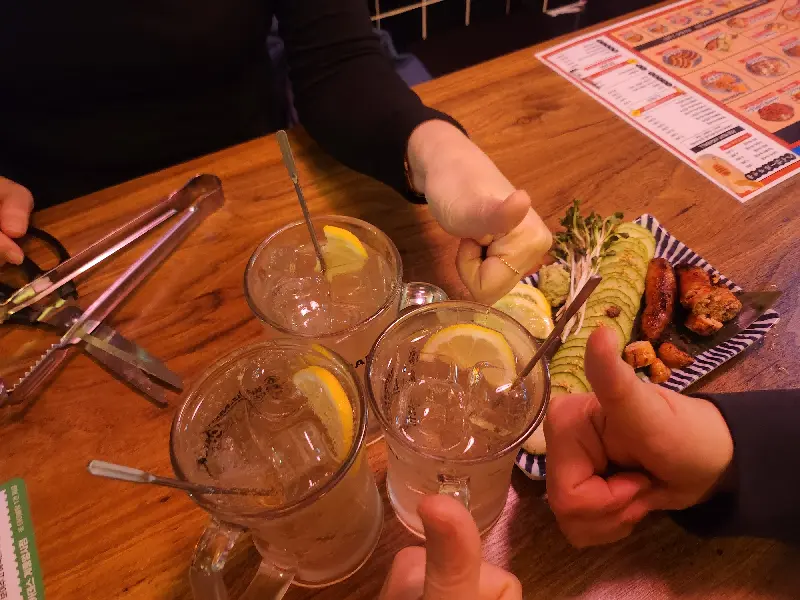 하이볼을 들고 건배하는 모습