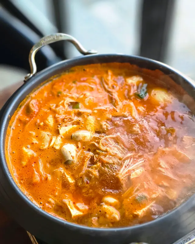 보글보글 끓는 김치찌개