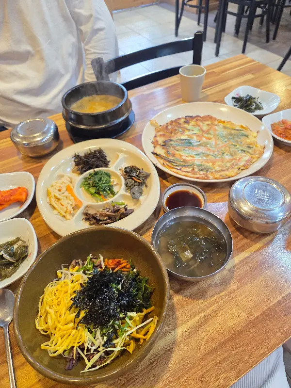 산채비빔밥 한 상 차림