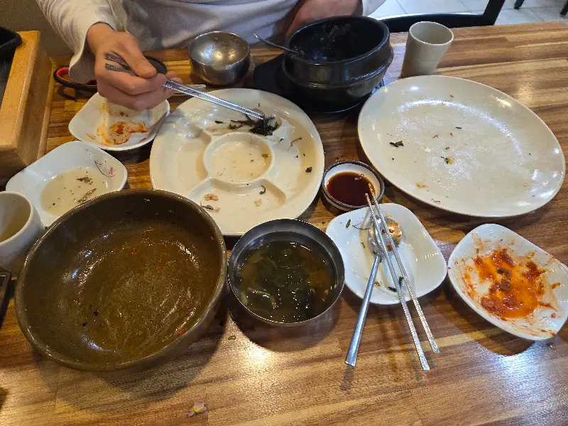 깨끗하게 비워진 식탁