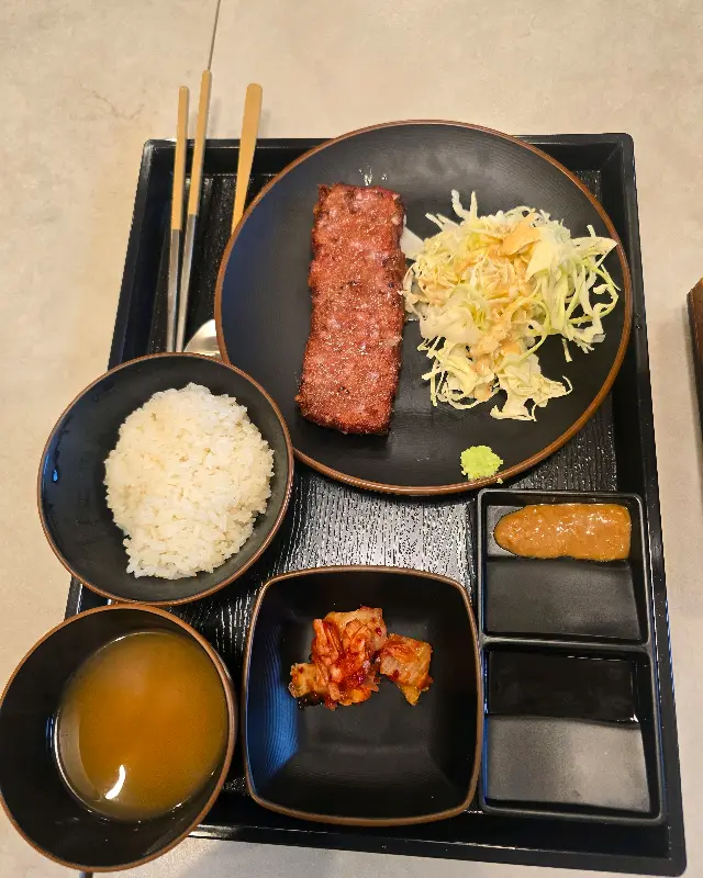 정갈하게 차려진 규카츠정식