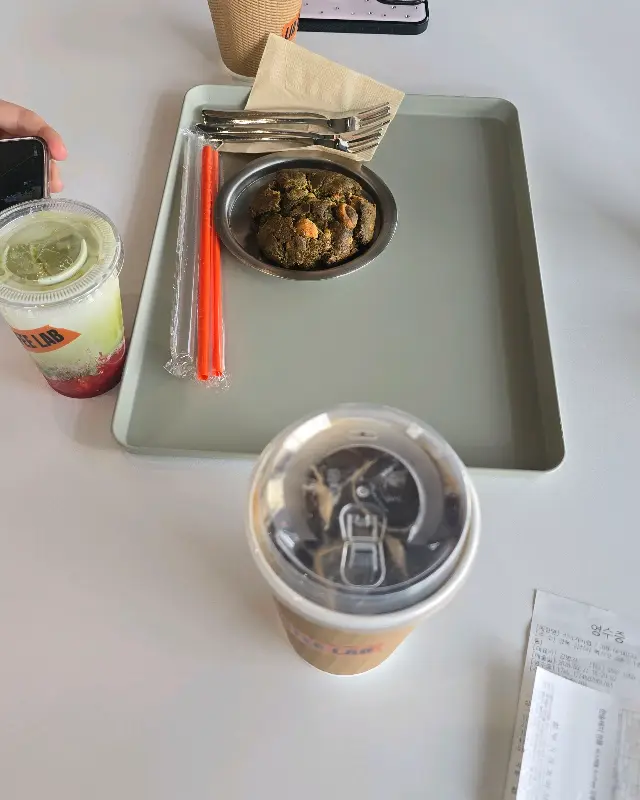 다양한 음료와 디저트