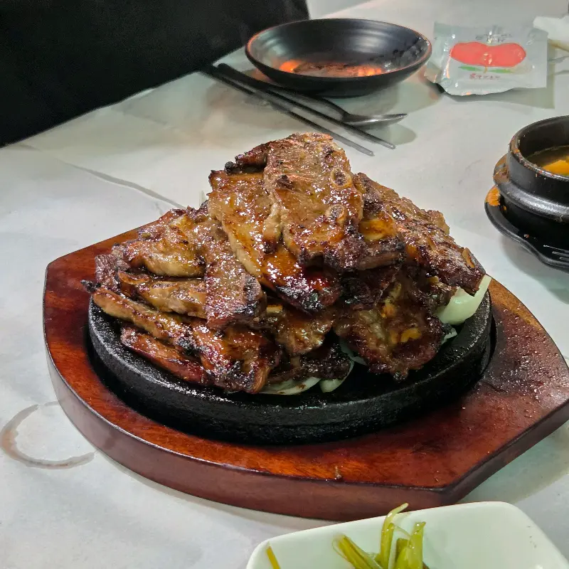 돌판 위에 푸짐하게 쌓인 석갈비