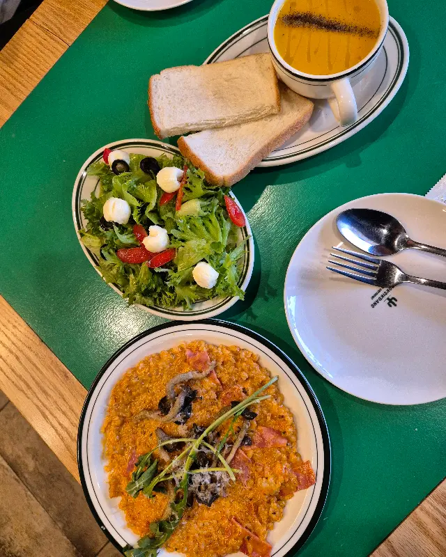 테이블 위에 놓인 샐러드, 스프, 리조또