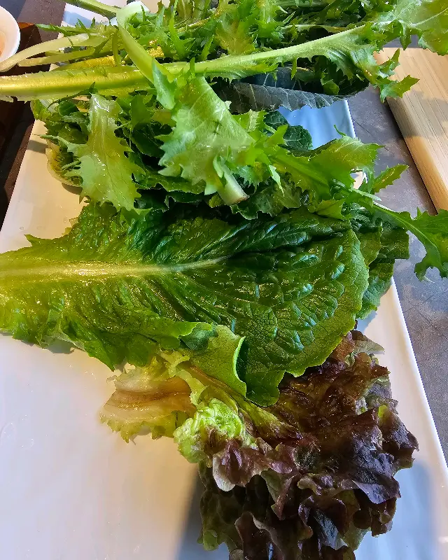 신선한 쌈 채소가 가득한 샐러드바