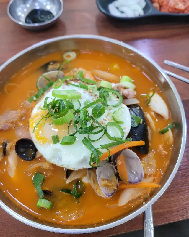 싱싱한 해산물이 듬뿍 들어간 짬뽕