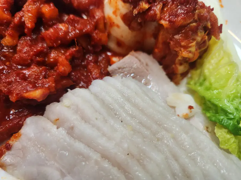 윤기가 흐르는 보쌈과 먹음직스러운 김치의 클로즈업