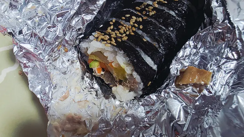 포장 벗긴 김밥