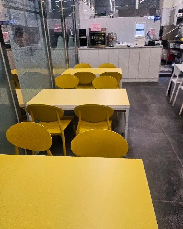 여부초밥 내부 테이블