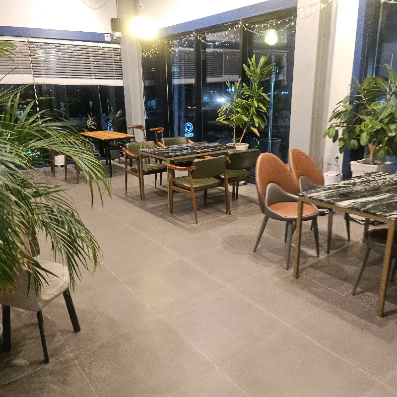 넓고 편안한 카페 내부