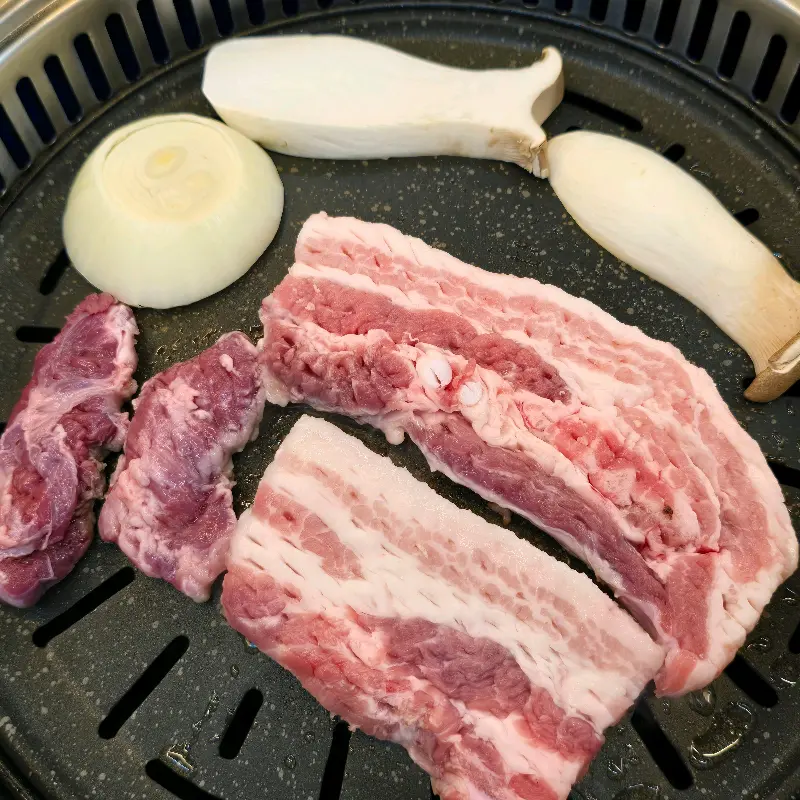 불판위의 삼겹살