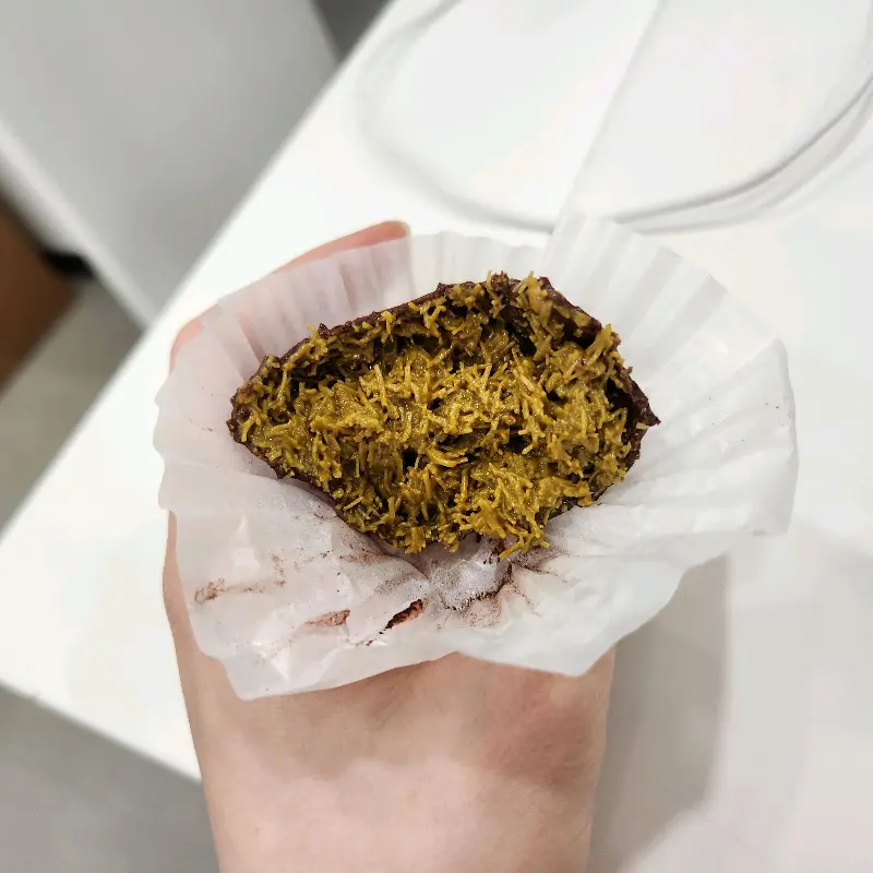 손에 들린 두쫀쿠