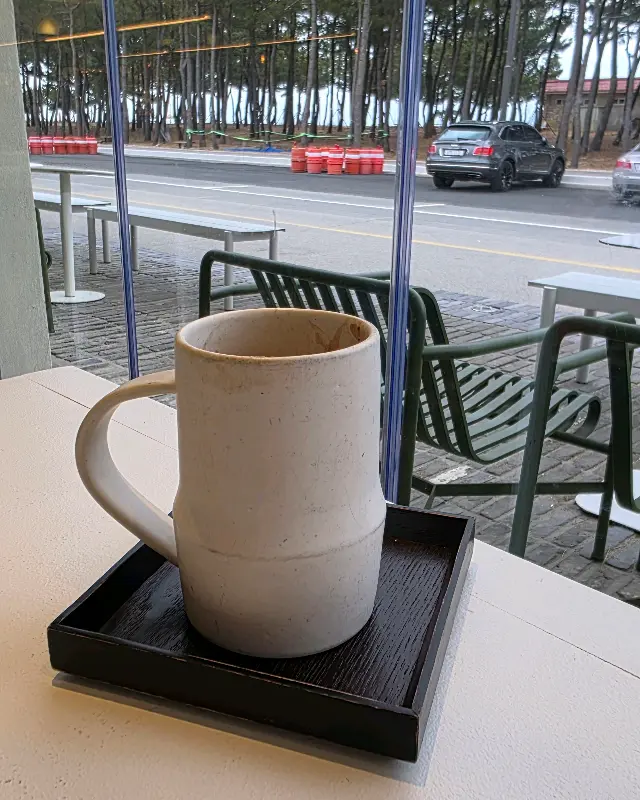 창밖으로 보이는 바다 풍경