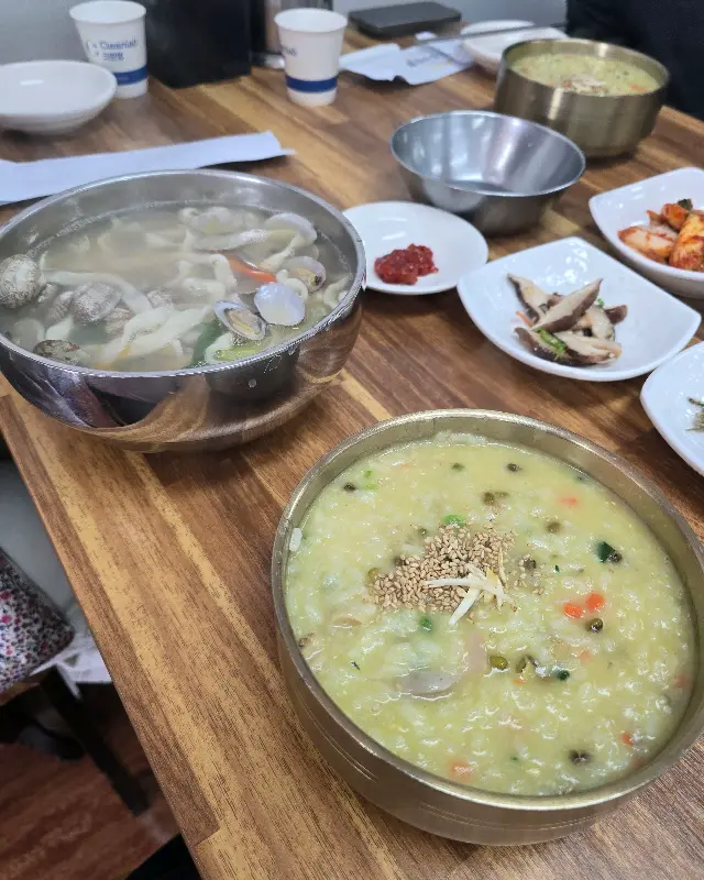 백합죽과 칼국수 한 상 차림