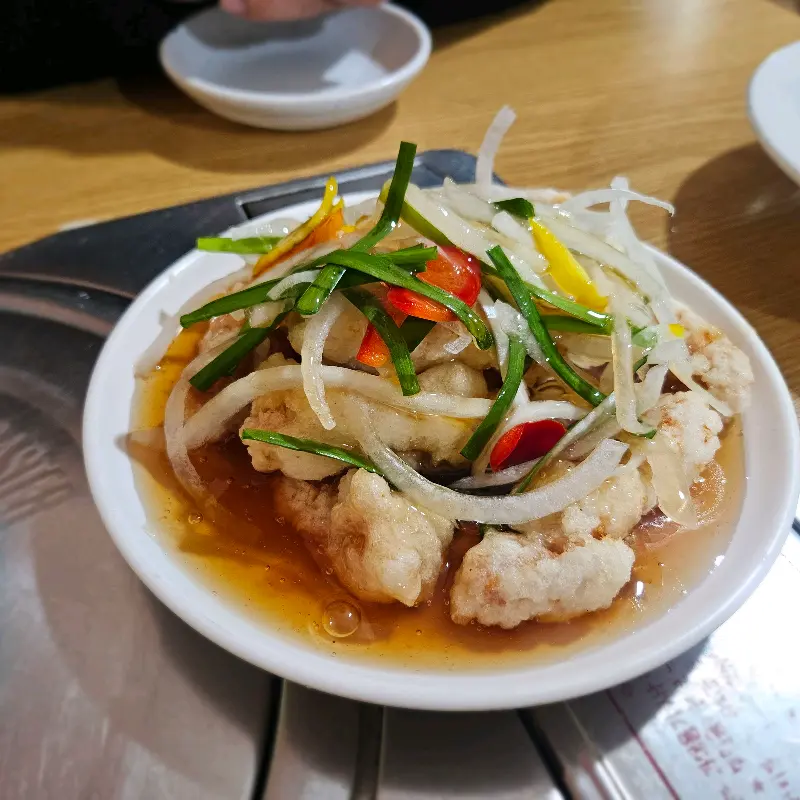 탕수육 위에 뿌려진 다양한 색감의 야채들