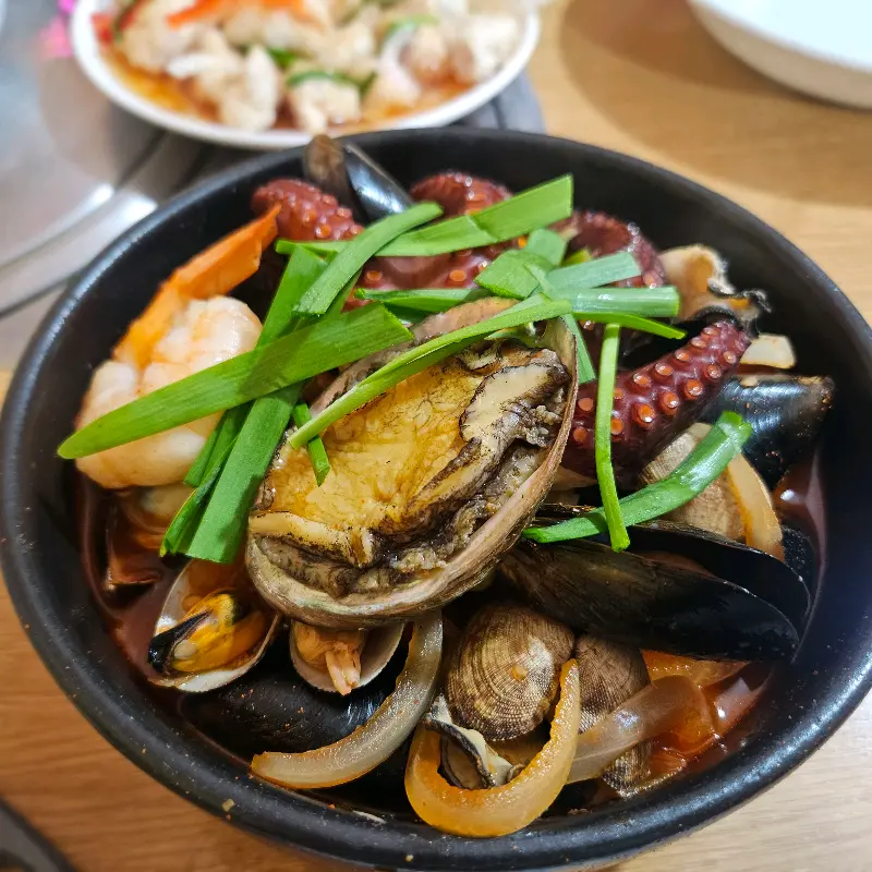 싱싱한 해산물이 가득한 짬뽕 한 그릇