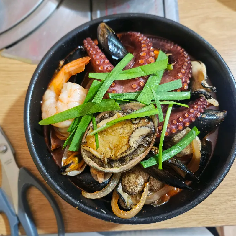 낙지, 전복, 새우가 듬뿍 들어간 해물짬뽕
