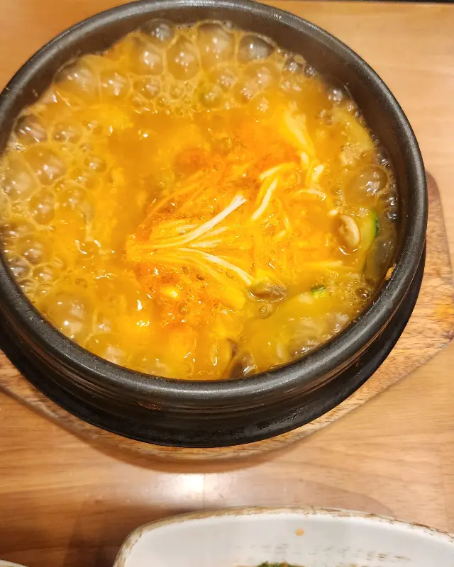 보글보글 끓는 순두부 찌개