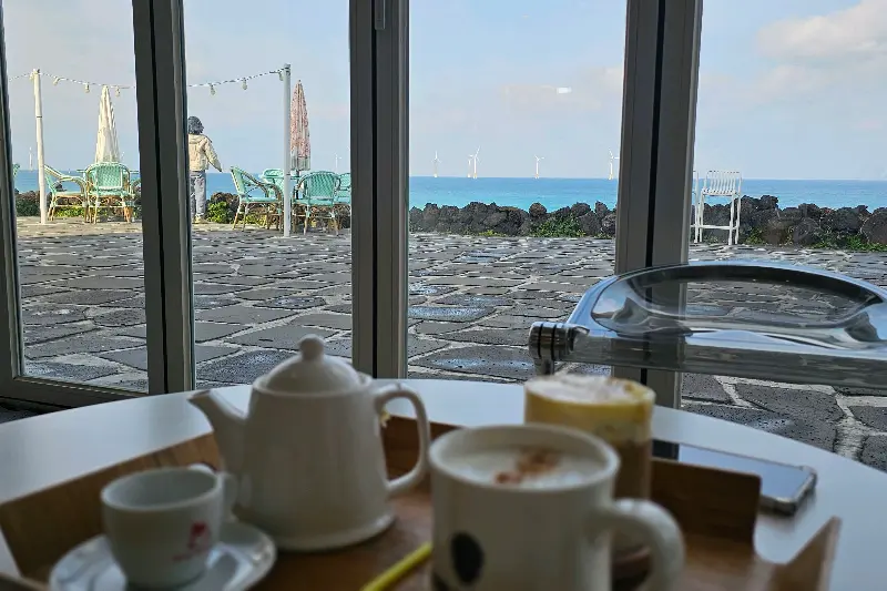 탁 트인 오션뷰를 감상하며 즐기는 티타임
