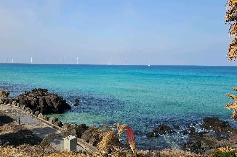 애월더선셋에서 바라본 에메랄드빛 바다