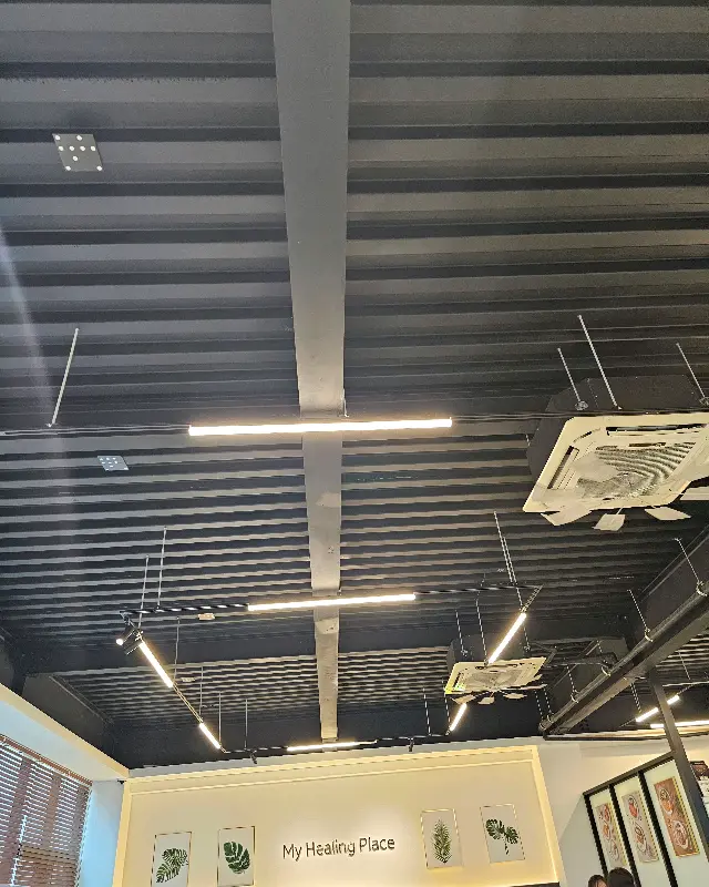 천장의 세련된 조명이 인상적인 뜨돈