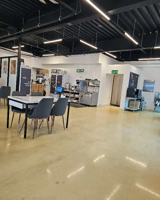 넓은 공간을 자랑하는 뜨돈 내부