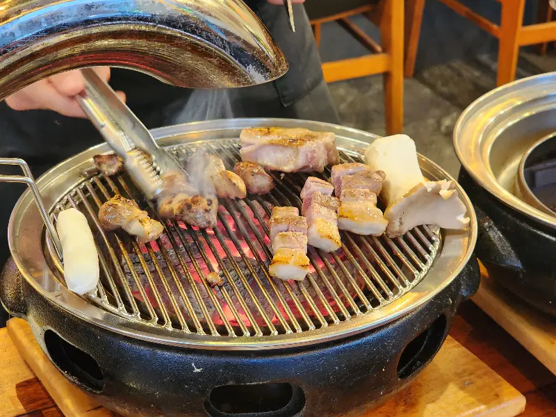 직원분이 고기를 구워주는 모습