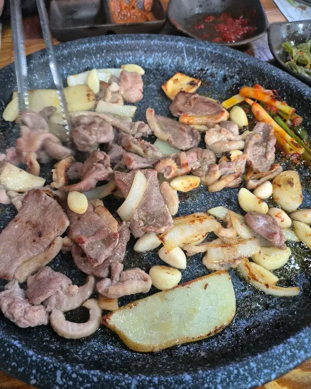 불판 위에서 맛있게 익어가는 오리로스