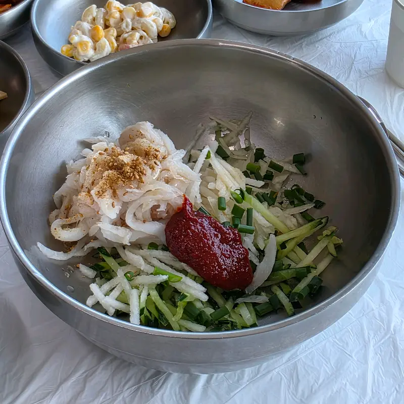 신선한 회와 채소가 듬뿍 담긴 물회